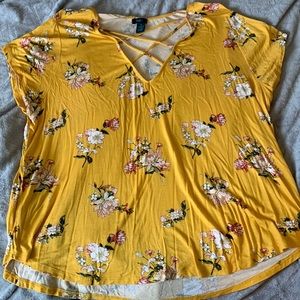 Yellow plus size shirt, that’s in great condition